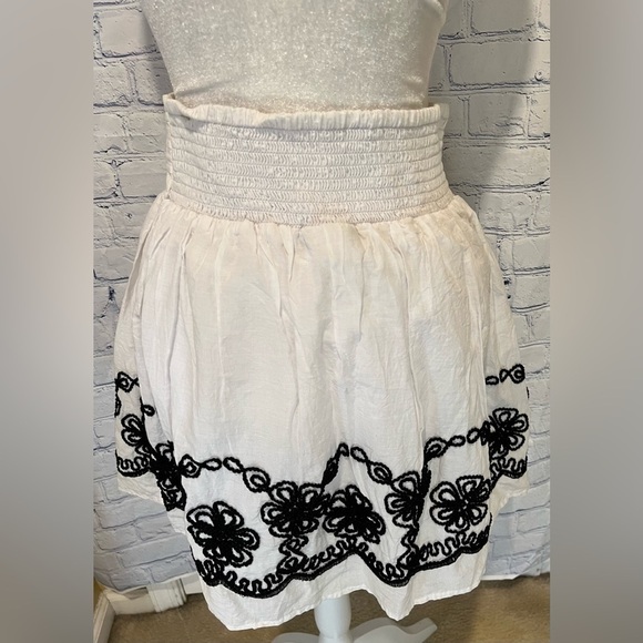 Joe B Juniors Size Medium White Black Embroidered Cotton Pull-On Skirt - Picture 4 of 6